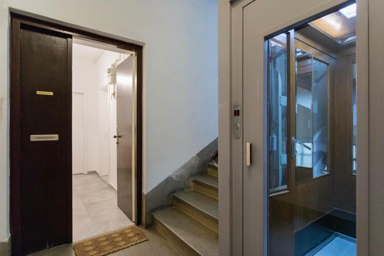 Studio Apartments Near Park Zrinjevac Zagreb Bagian luar foto